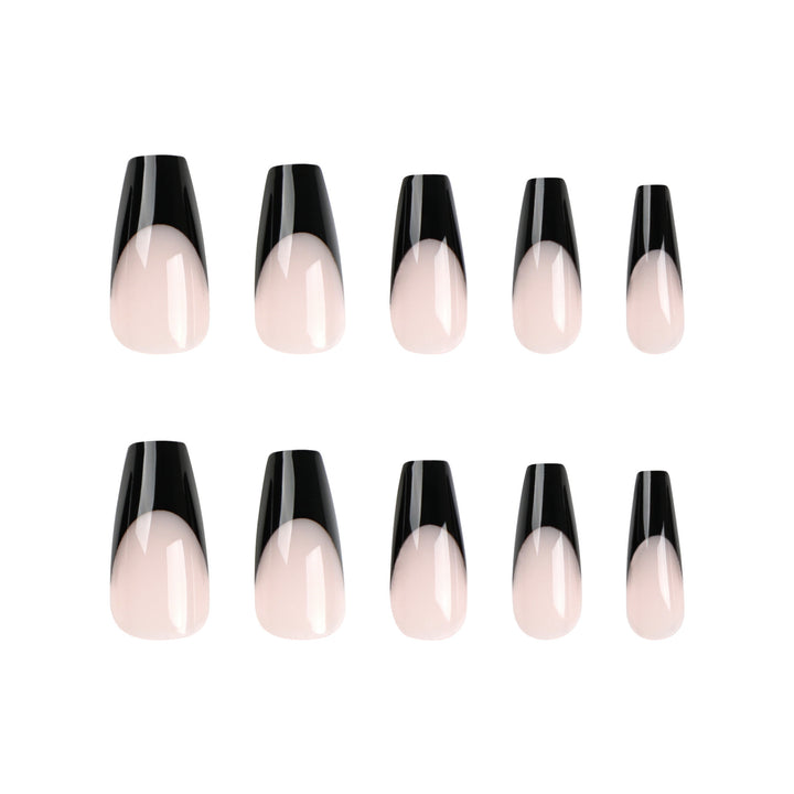 Kunstnagelset mit herausragendem French Design Karnz