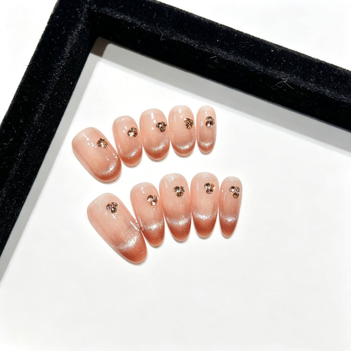 Stylisches Press-On-Nagelset mit verzierten Spitzen