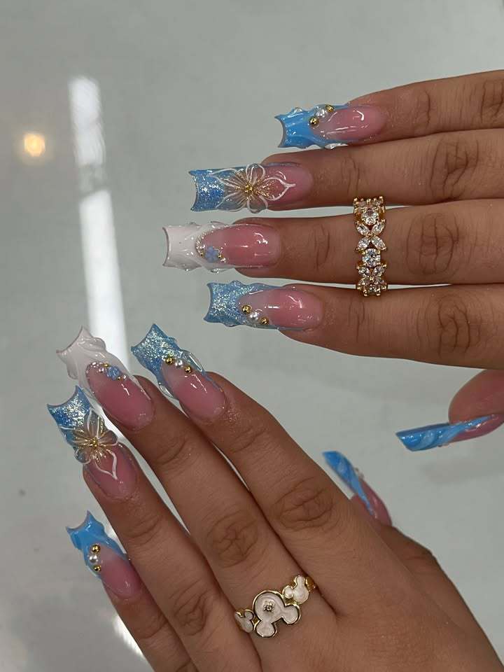 Elegante florale Acrylnageldesign-Verbesserungen Karnz
