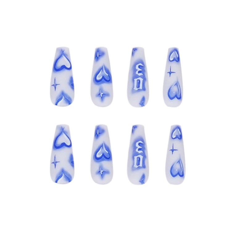 Kunstvolle Nagelverlängerungen mit herzförmigen und modernen Designs Karnz