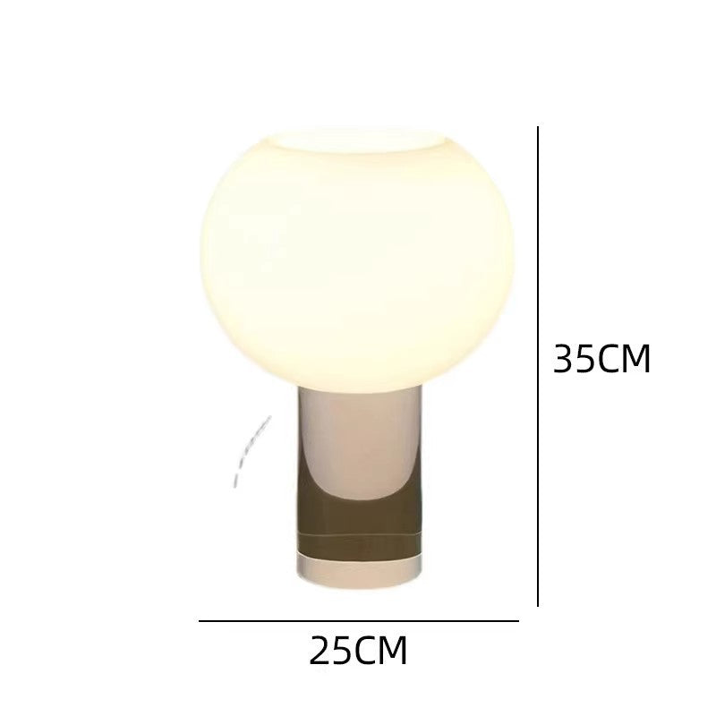 Moderne Tischlampe mit elegantem Globusschirm