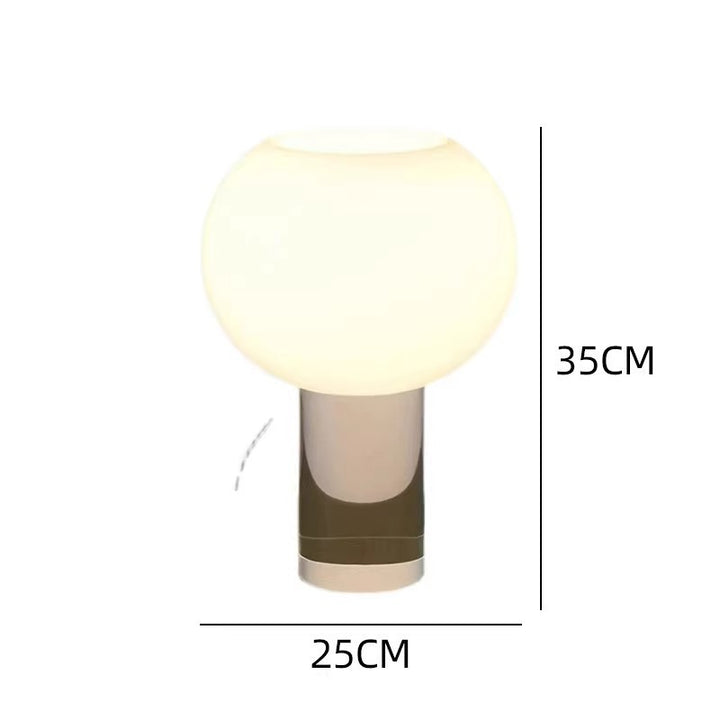 Moderne Tischlampe mit elegantem Globusschirm