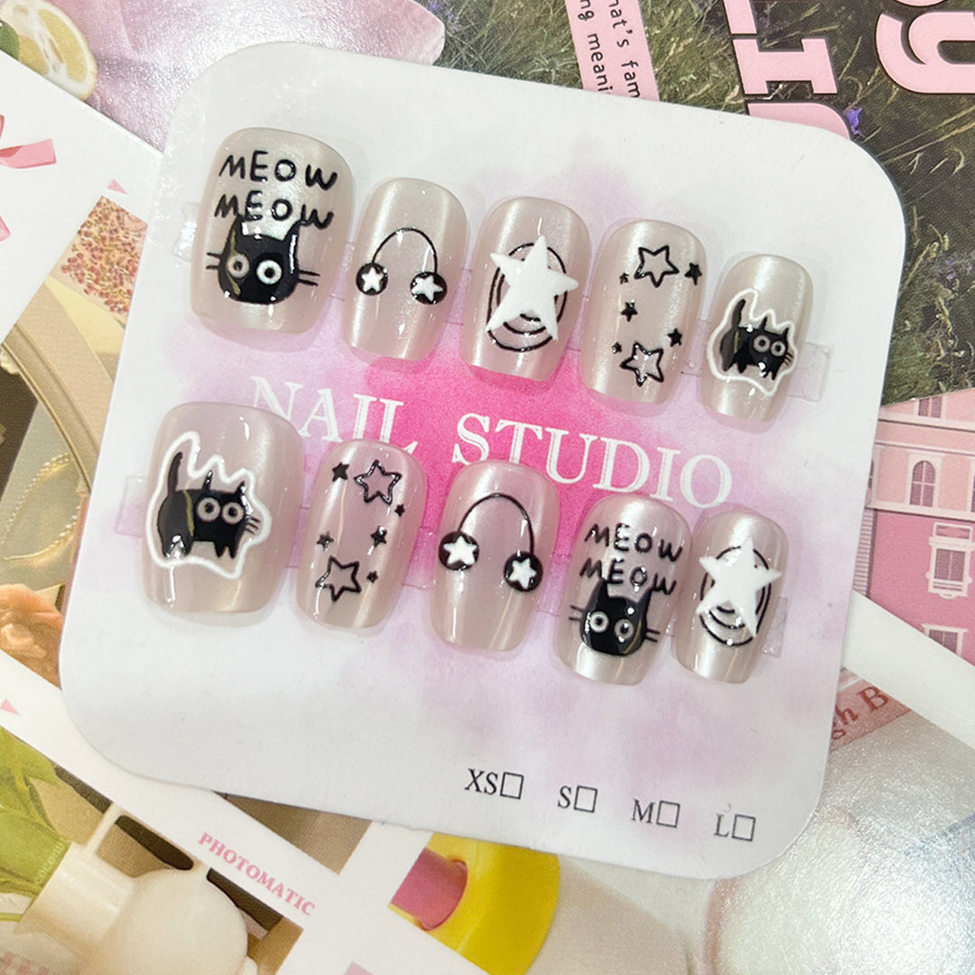 Verspielte Nagelkunst mit Katzenmotiven Karnz
