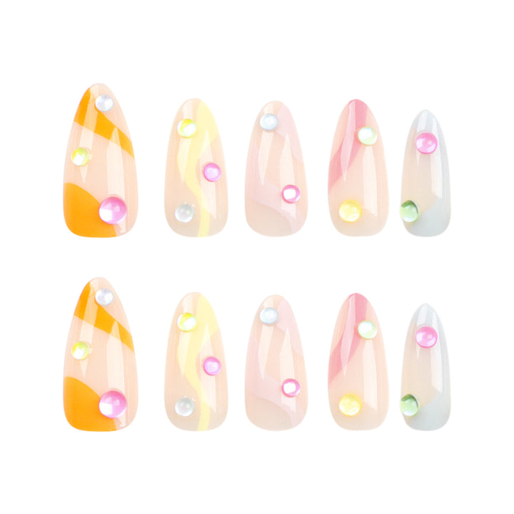 Kunstvolle Nagelverlängerungen mit buntem Design und Glitzerakzenten Karnz
