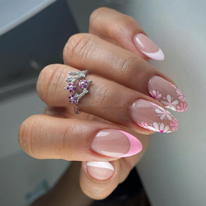 Kunstvolle Nagelkunst mit floralen Akzenten Karnz