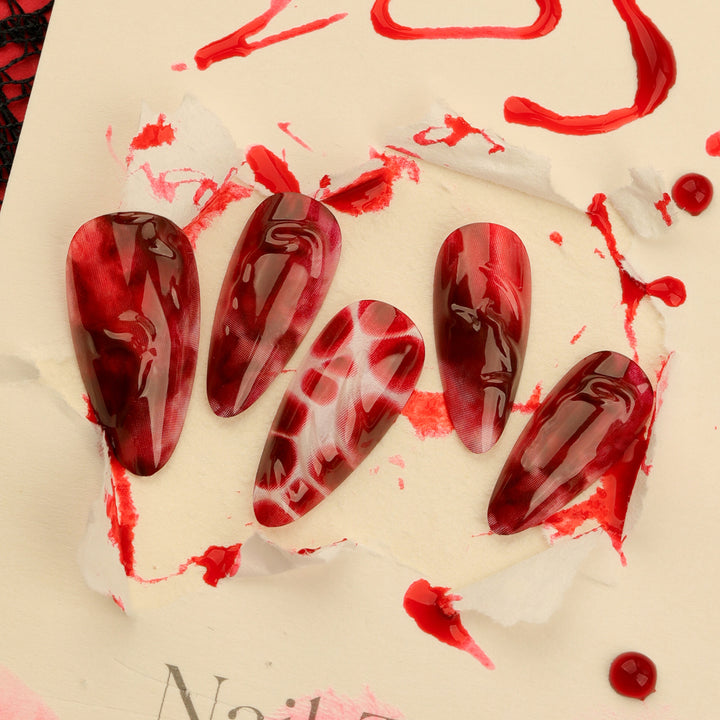 Kunstvolle Stiletto-Nägel im trendigen Design Karnz