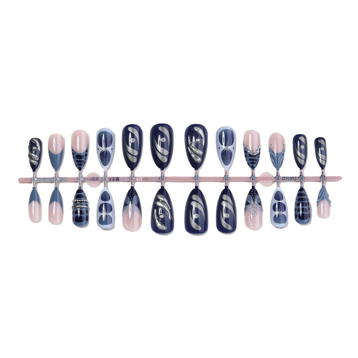 Kunstnagelset mit elegantem maritimem Design und funkelnden Verzierungen Karnz