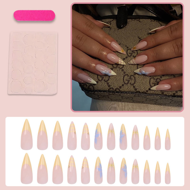 Kunstnagelset mit elegantem blumigen Design und goldenen Akzenten Karnz