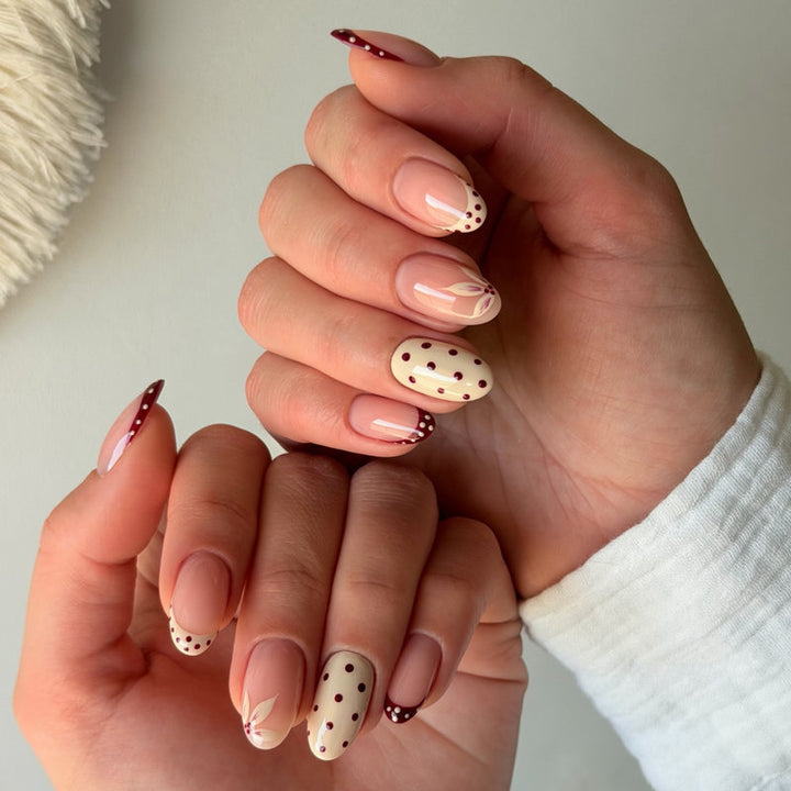 Elegante Kunstnägel mit floralem und gepunktetem Design Karnz