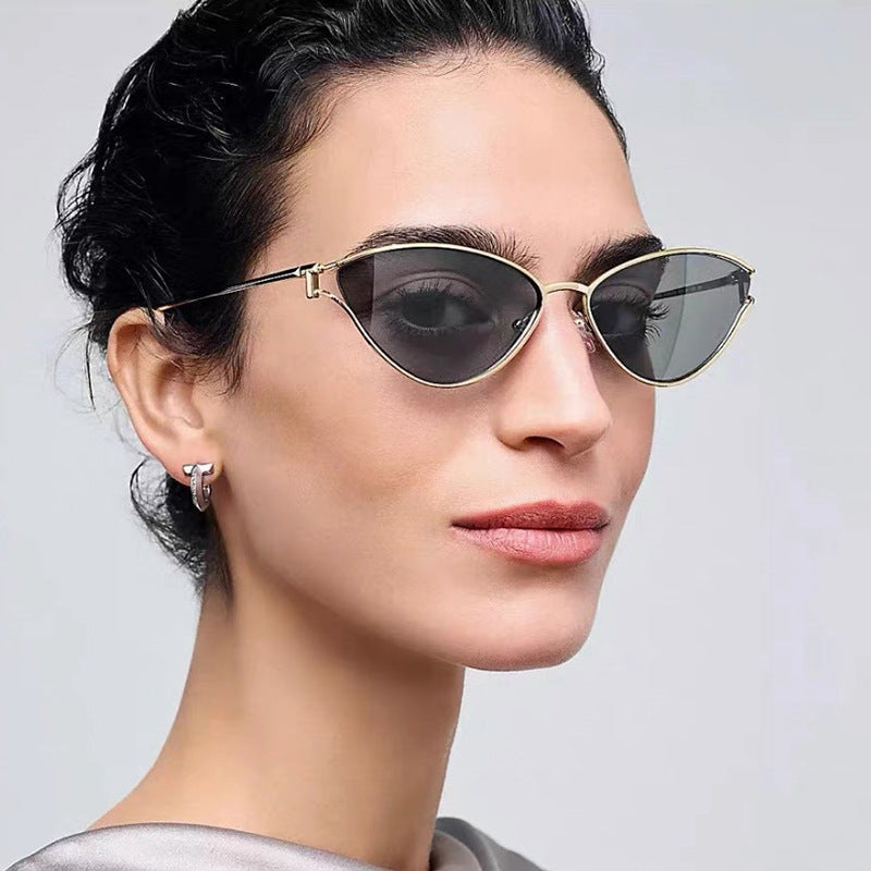 Damen Cat-Eye Sonnenbrille mit schützendem UV-Filter und elegantem Metallrahmen Karnz