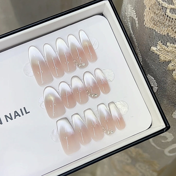Elegantes Press-On-Nagel-Set mit Ombre-Finish und dekorativen Akzenten Karnz