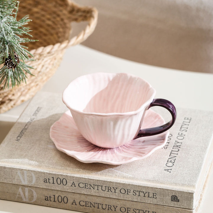 Keramiktasse mit Untertasse in Blütenform