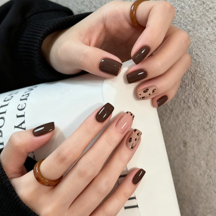 Dekoratives Press-On Nagelkunst Set mit einzigartigen Leopardenmustern