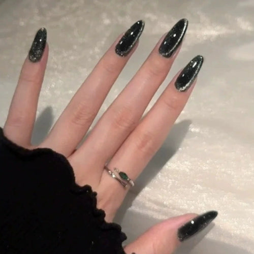 Glänzende Stiletto Press-On-Nagelverzierungen Karnz