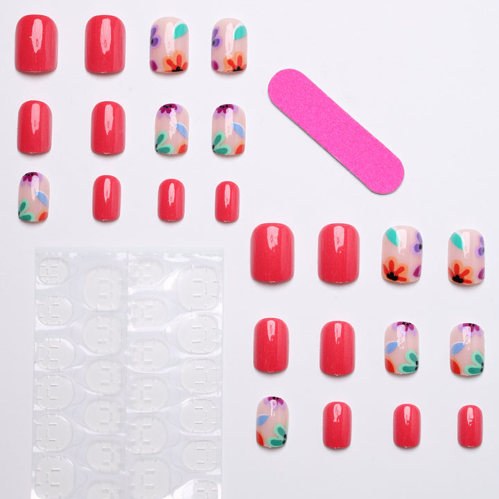 Kunstvolle Nagelspitzen im floralen Design Karnz