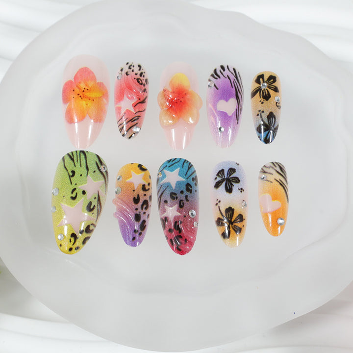 Kunstnagelset mit bunten Blumen- und Leo-Designs Karnz