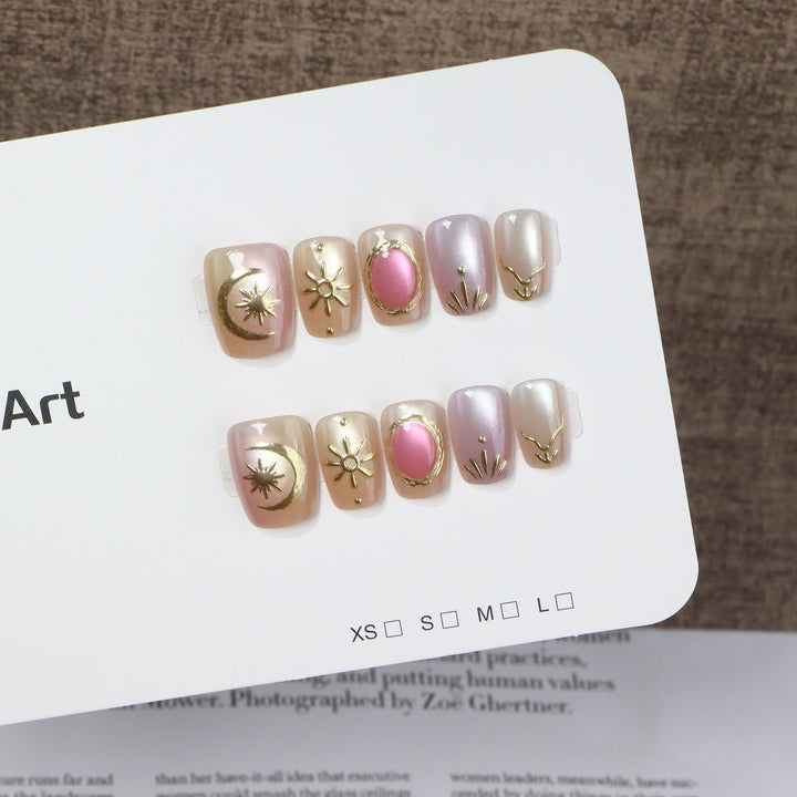 Dekorative Nagelkunst mit goldenen Akzenten Karnz