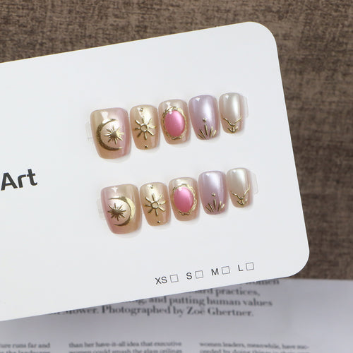 Dekorative Nagelkunst mit goldenen Akzenten Karnz