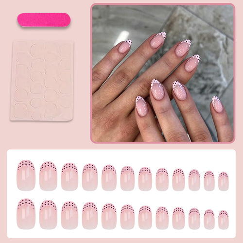 Kunstnagelset mit eleganten Spitzen und verspielten Punkten Karnz