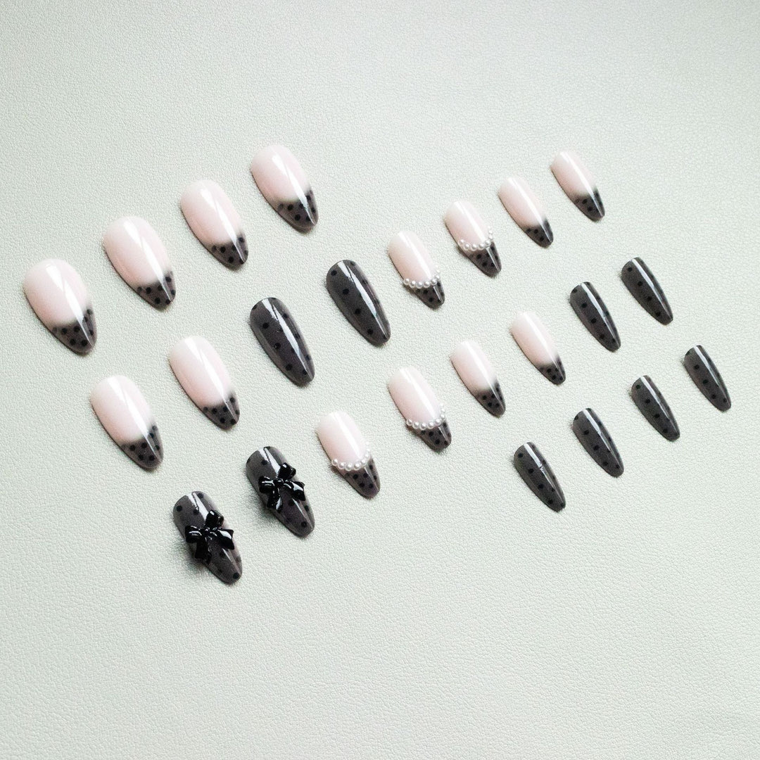 Elegantes Nagelkunst-Set mit Schleifenverzierungen