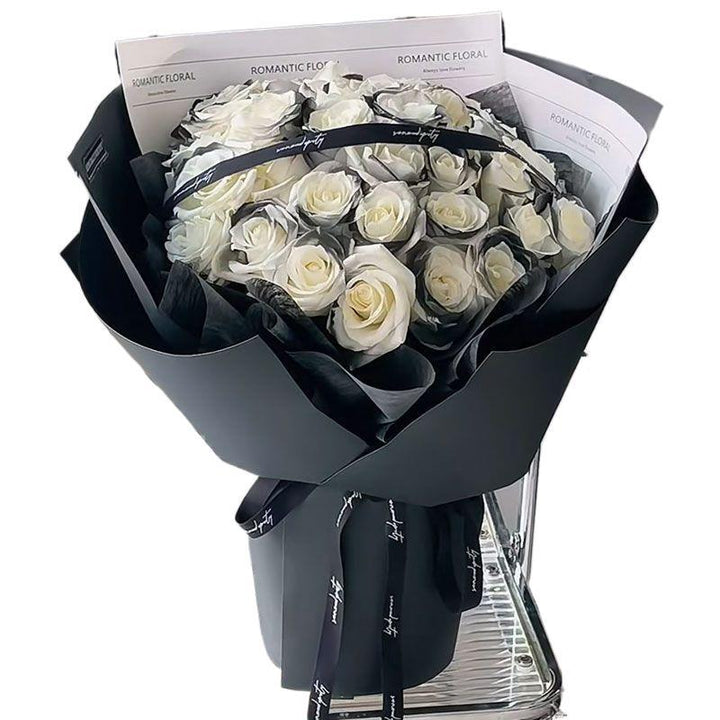 Elegante Blumenstrauß mit dekorativem schwarzen Box