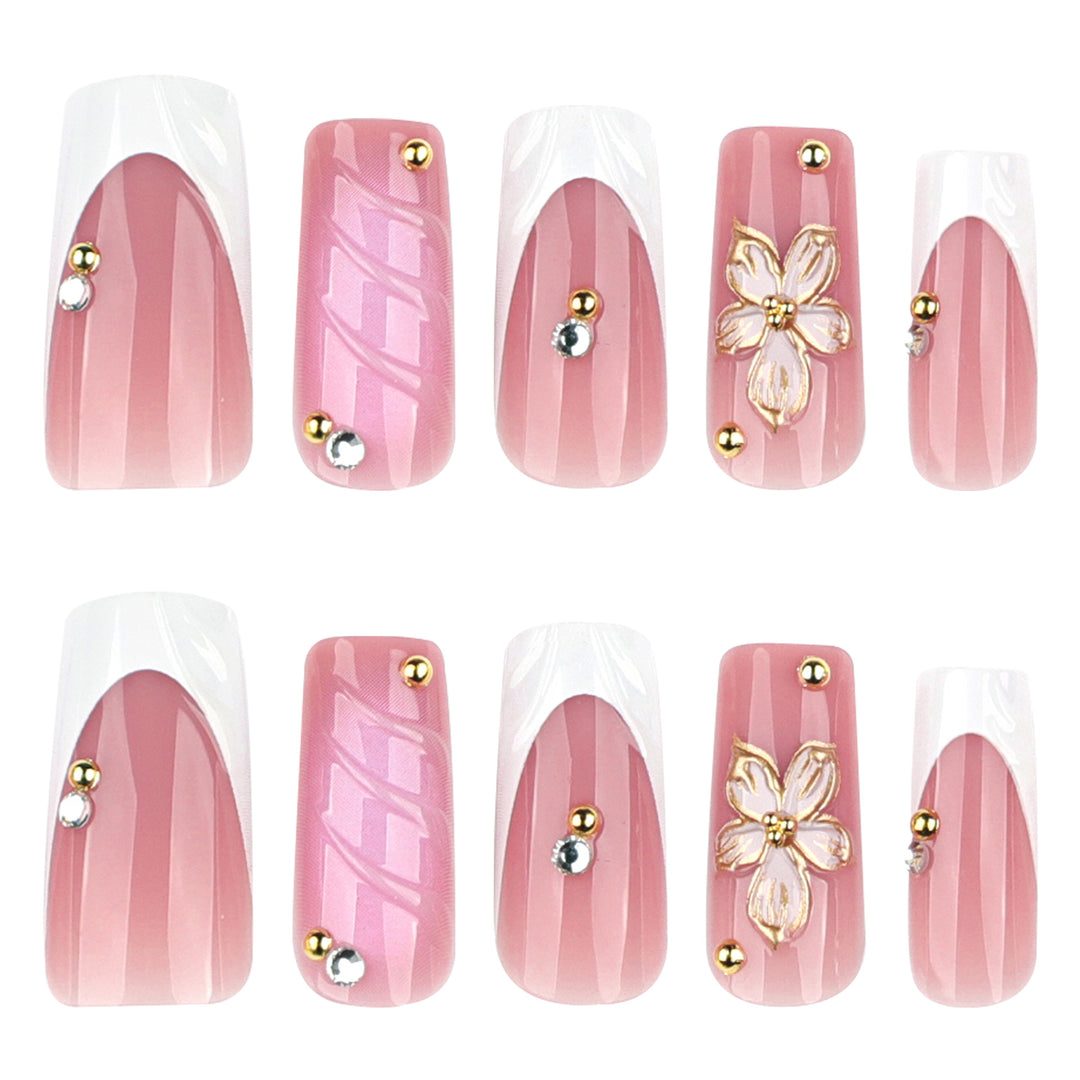 Glamouröse Gel-Nägel mit floralem Akzent und Glitzerdetails Karnz