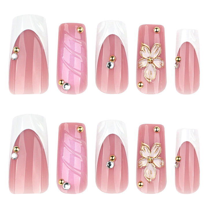 Glamouröse Gel-Nägel mit floralem Akzent und Glitzerdetails Karnz