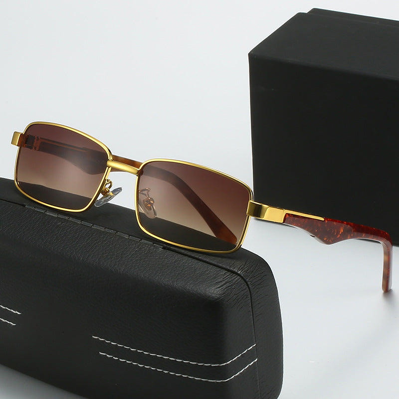 Damen Korrektionsbrille mit elegantem goldfarbenem Rahmen und stylischem Design Karnz