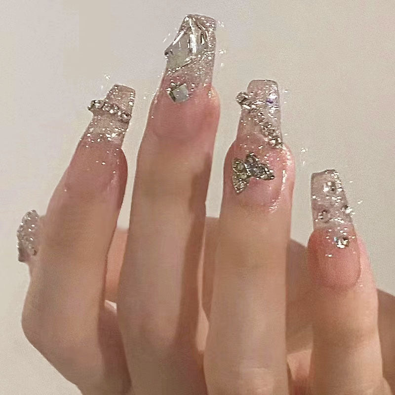 Glitzernde Nagelkunst mit 3D-Applikationen Karnz