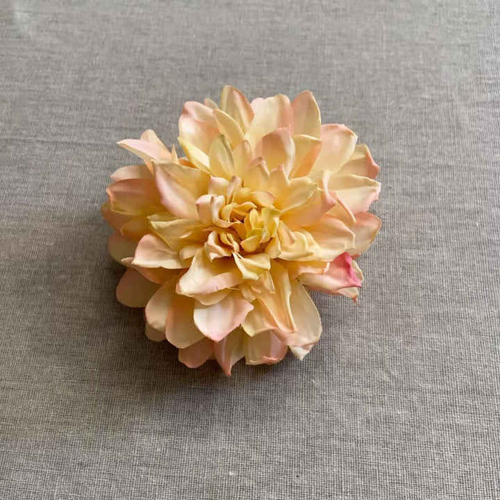 Lebensechte Blumenhaarnadel