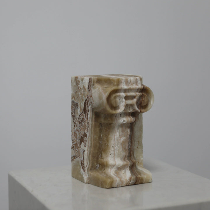 Dekorative schräg stehende Türmenskulptur