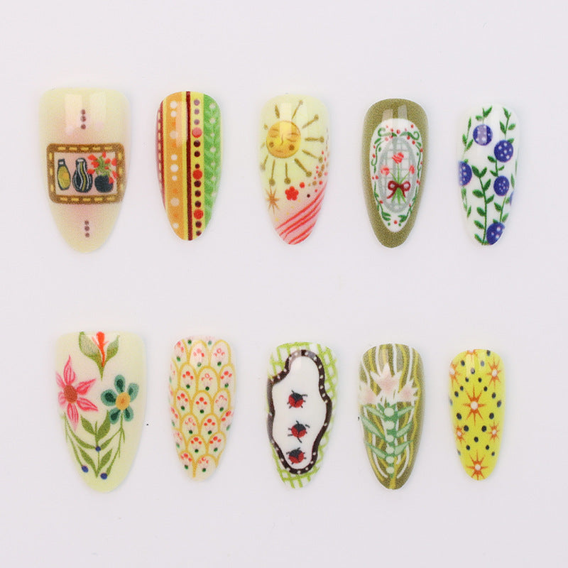 Kunstnagelset mit aufwendigen floralem und buntem Desig Karnz