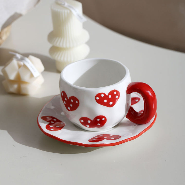 Keramik-Tasse mit handbemaltem Tulpenmuster und organischer Form