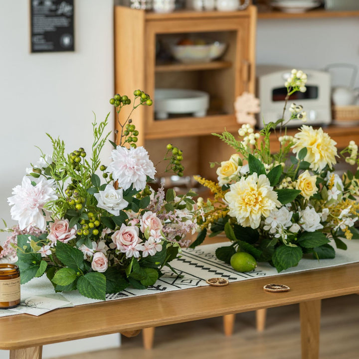 Lebensechte Orchideen Blumenarrangement
