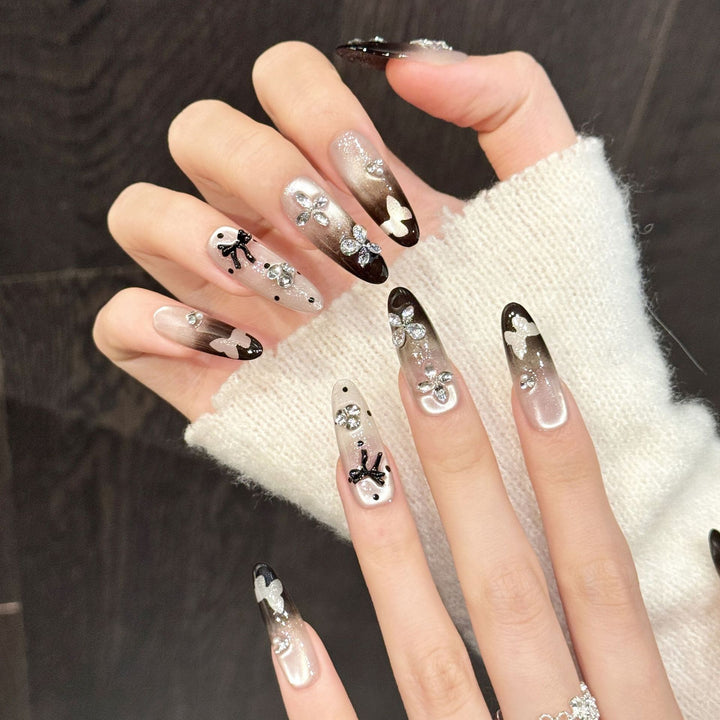 Künstlerisches Press-On Nagelset mit 3D-Blüten und Edelsteinakzenten