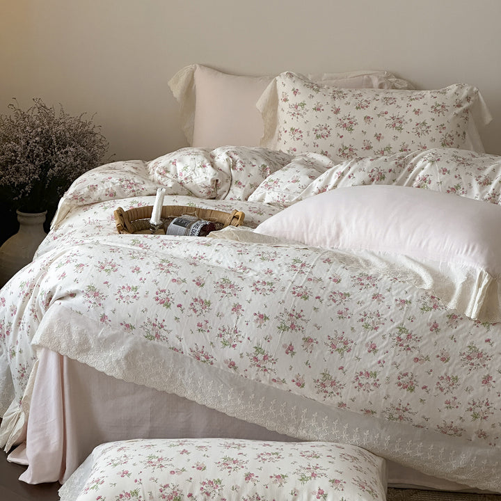 Baumwoll-Bettwäsche-Set mit Spitzenvolant und zartem Blumenprint