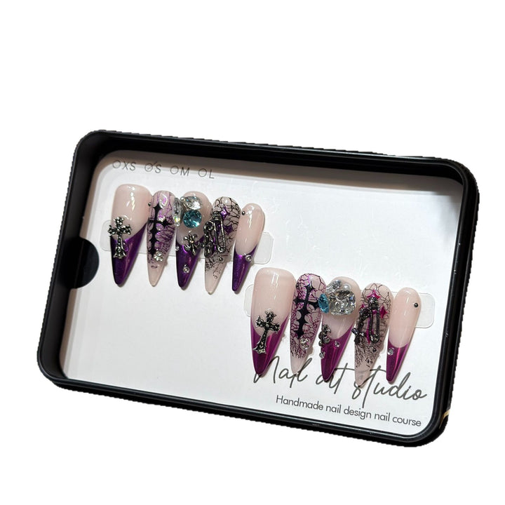 Künstlerisches Stiletto Presse-Nagelset mit einzigartigen Blumen- und Edelsteindetails Karnz