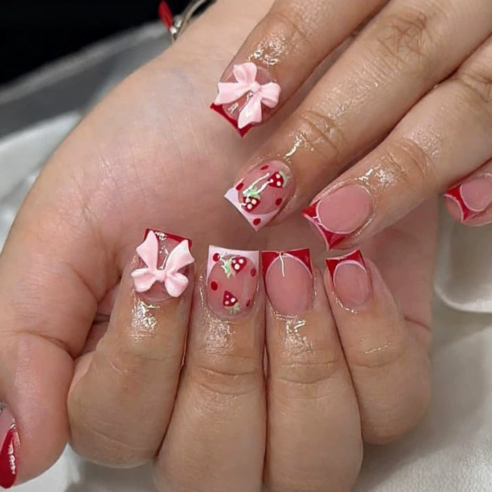 Kreative florale Nagelkunst-Verzierungen Karnz