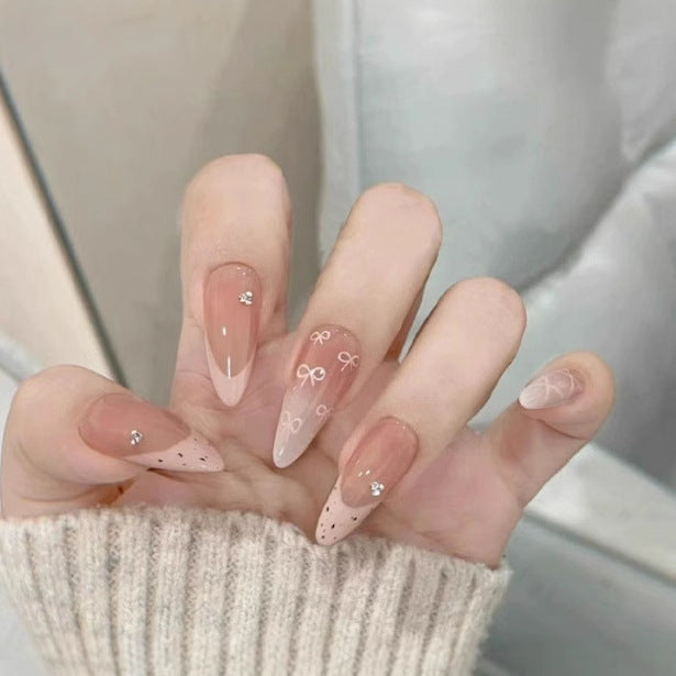 Elegante dekorative Nagelkunstverlängerungen Karnz
