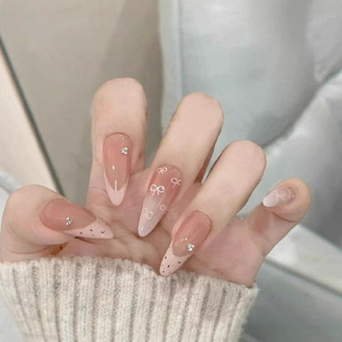 Elegante dekorative Nagelkunstverlängerungen Karnz