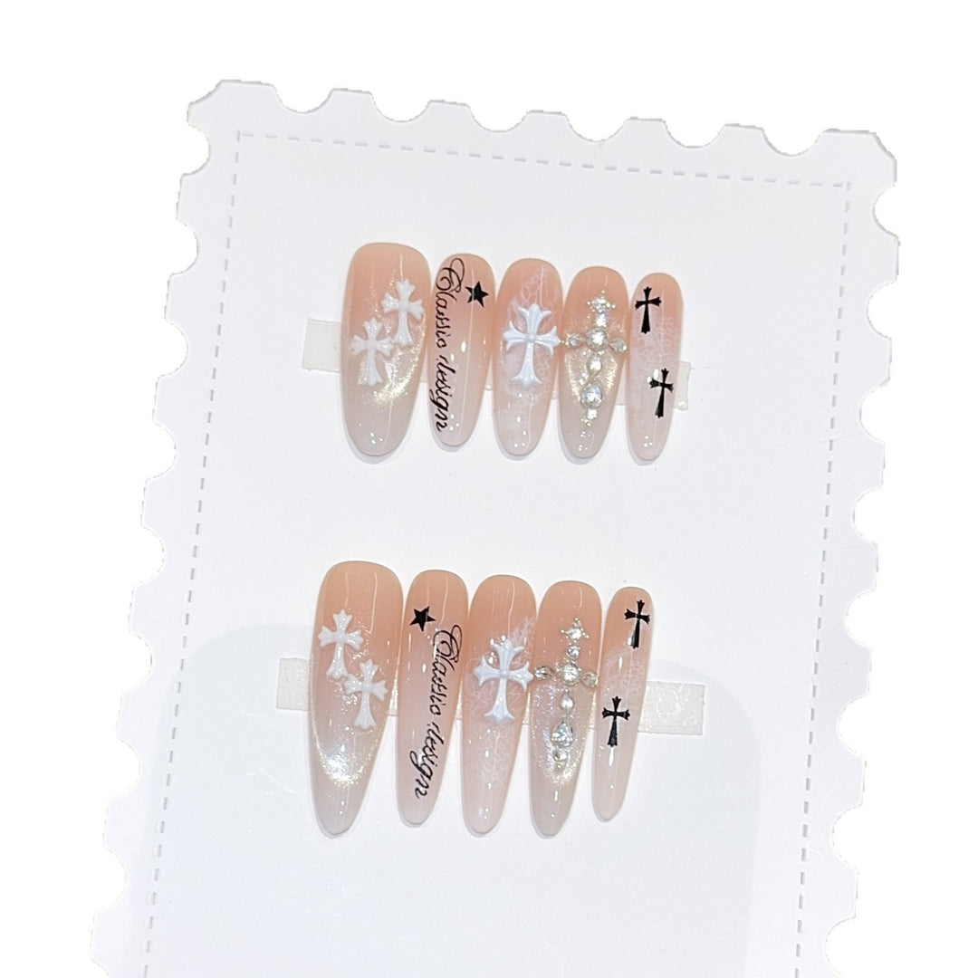 Kunstnagelspitzen mit Kreuz- und Glitzermotiven Karnz