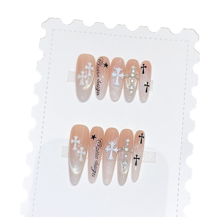Kunstnagelspitzen mit Kreuz- und Glitzermotiven Karnz