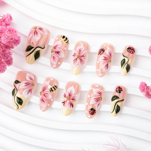 Florales Design Dekorative Press-On Nagelset Karnz