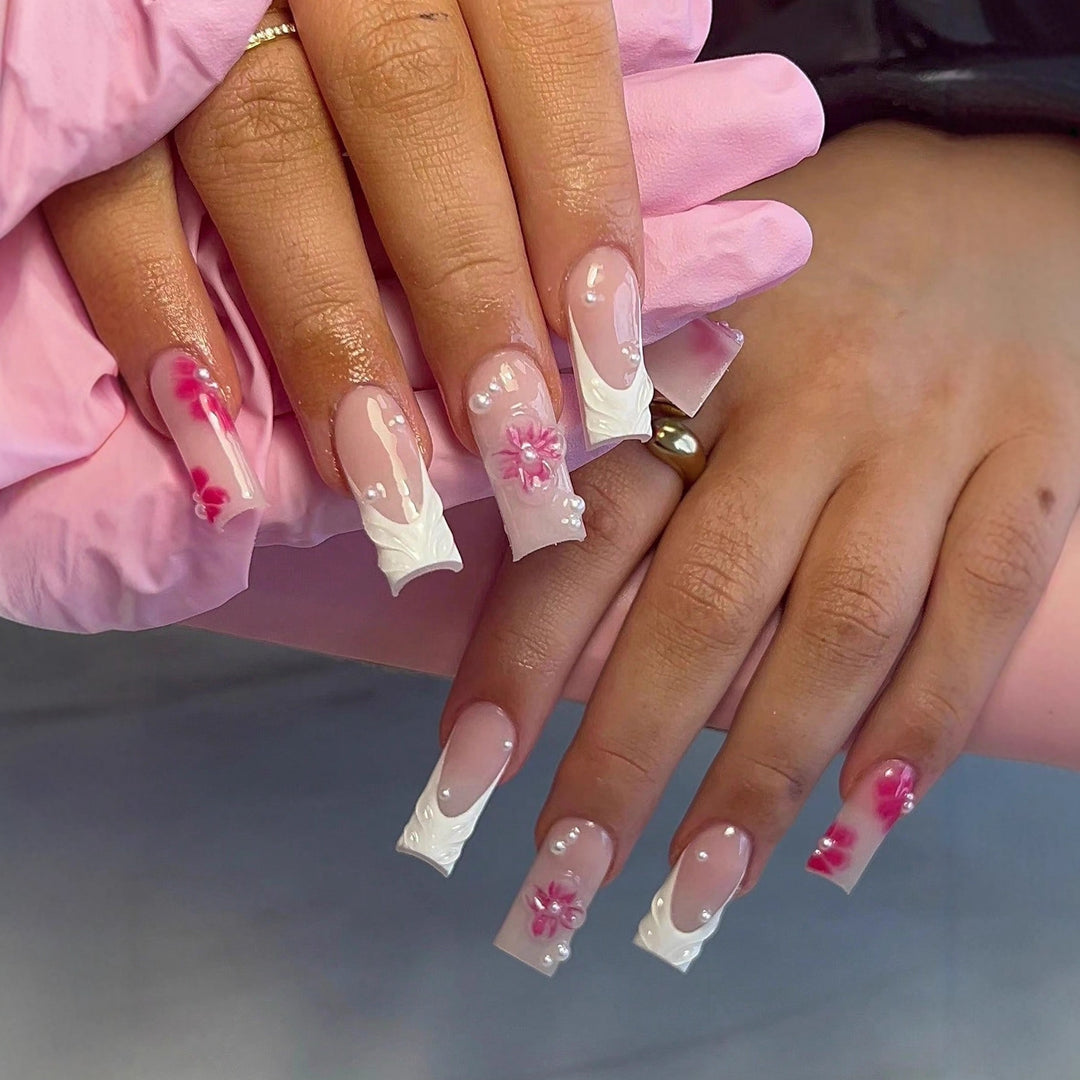 Kunstnagelset mit floralen 3D-Verzierungen und Perl-Akzenten Karnz