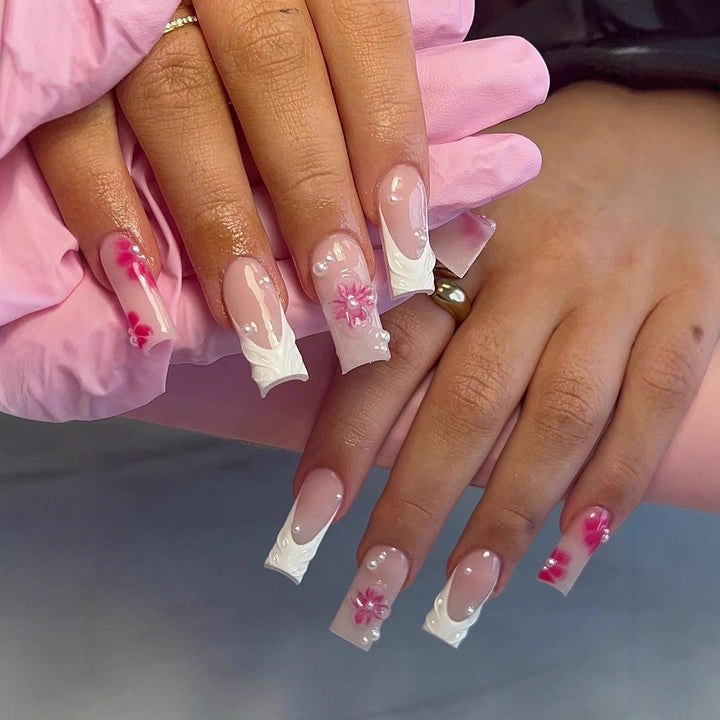 Kunstnagelset mit floralen 3D-Verzierungen und Perl-Akzenten Karnz