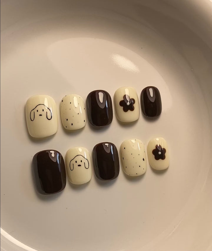 Dekoratives Press-On-Nail-Art-Set mit adorablen Hund- und Blumendesigns