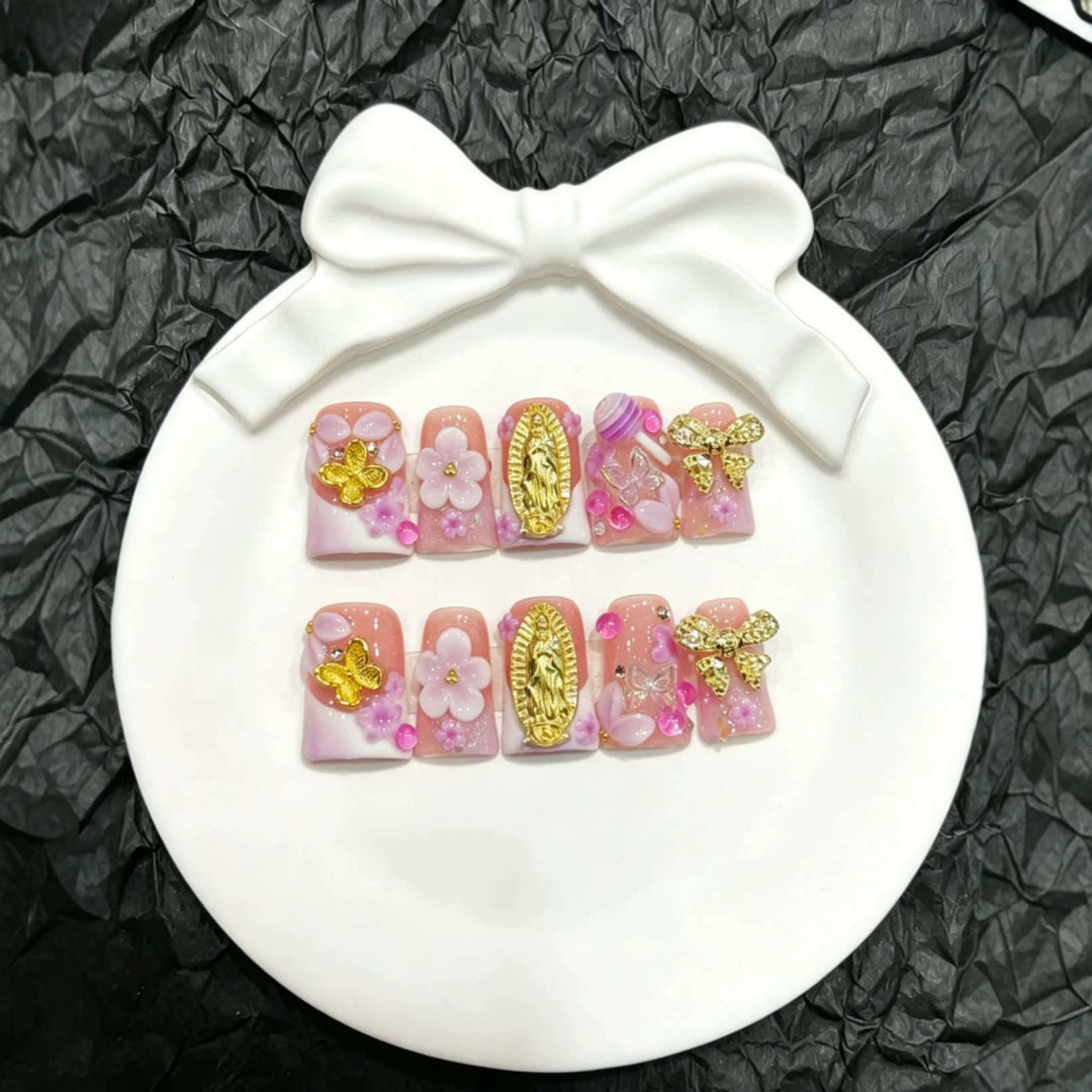 Dekoratives Press-On Nagelkunst-Set mit floralen und Schmetterlingsakzenten