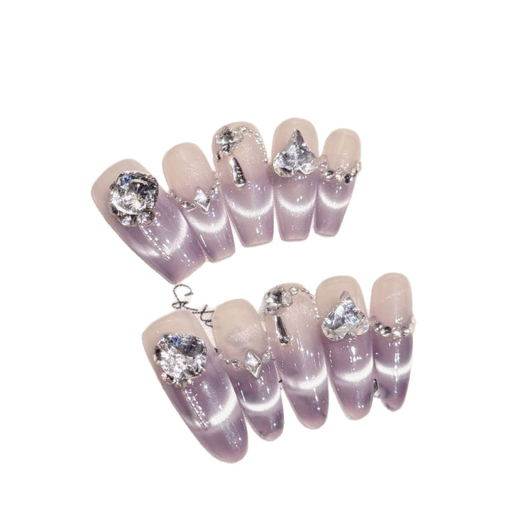 Luxuriöses dekoratives Press-On-Nagelset mit Edelsteindekoren