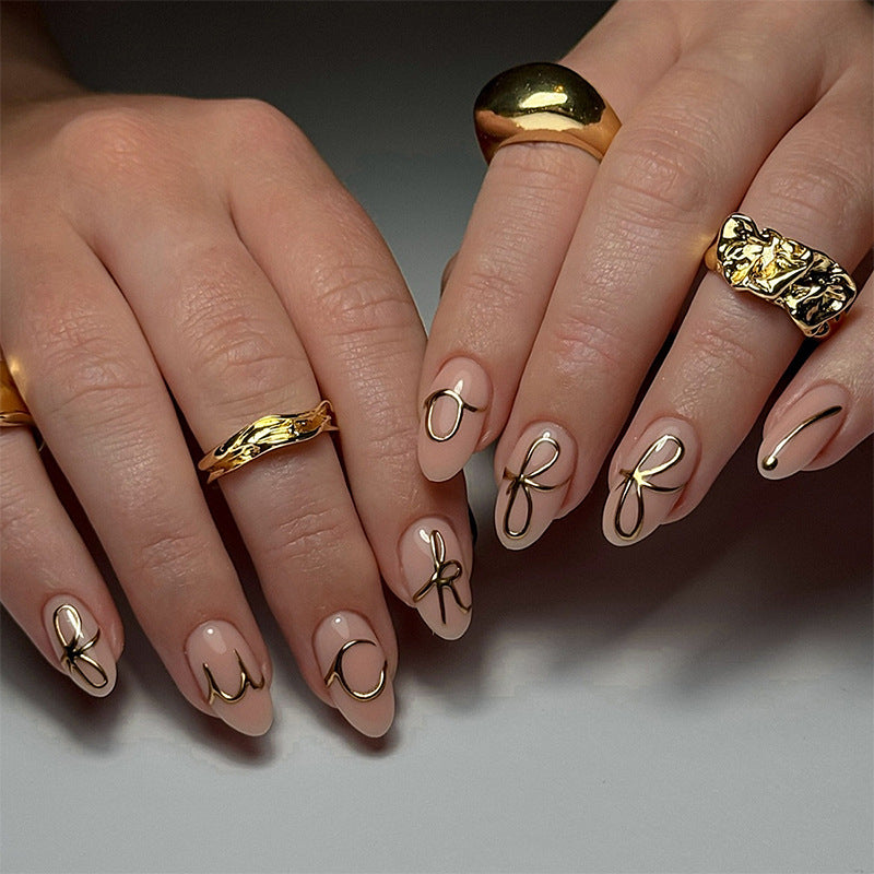 Elegantes Press-On Nail Art Set mit stilvollen goldenen Akzenten Karnz