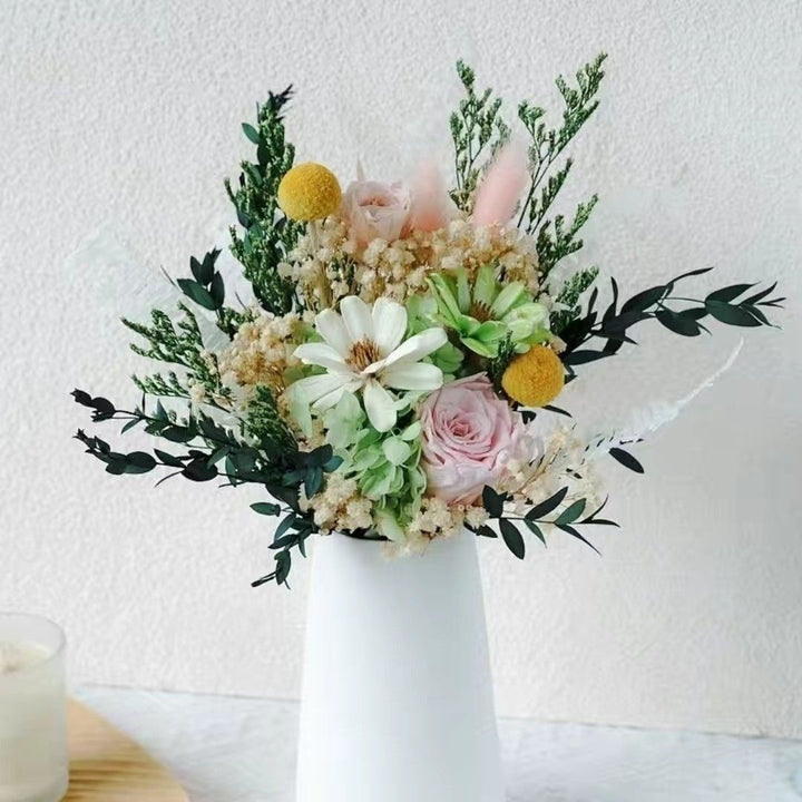 Lebensechte botanische Blumenanordnung